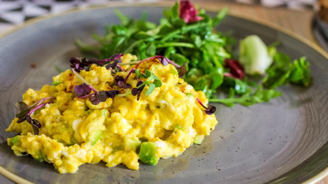 Smaczne i szybkie śniadanie — ciekawe przepisy na jajecznicę