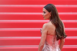 Eva Longorija u haljini od milion dolara, ali GRUDI SAMO ŠTO NE ISPADNU: BOMBA - DEKOLTE zbog kojeg su svi UZDISALI, na milimetar da pokaže previše