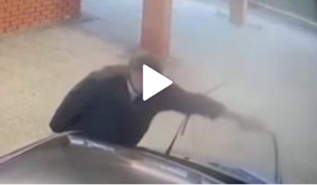 Čovek čupa brisače