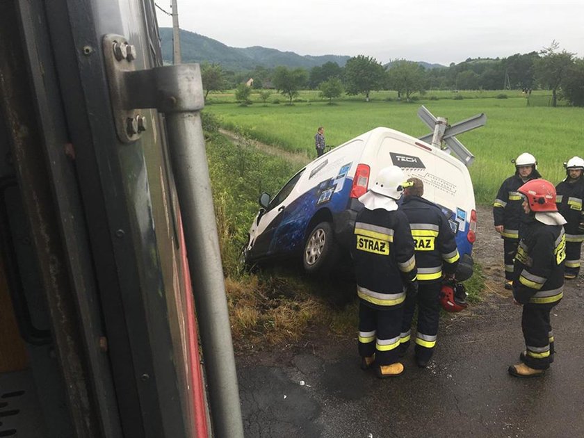 Zderzenie peugeota z pociągiem relacji Bielsko-Biała - Wadowice