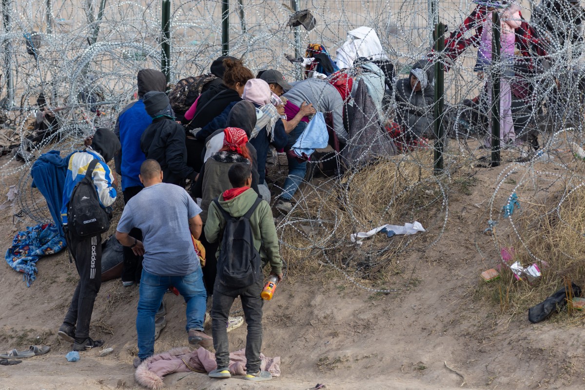 Agresywny migrant zaatakował polskiego żołnierza na granicy. Padły strzały