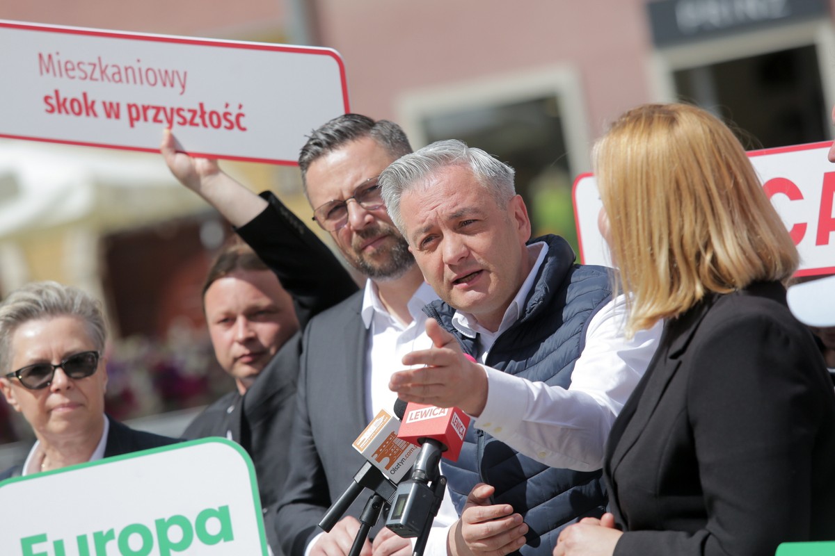 Kampania wyborcza do Parlamentu Europejskiego. Współprzewodniczący Nowej Lewicy, europoseł Robert Biedroń na konferencji prasowej w Olsztynie, Robert Biedroń przekazał poparcie liderce listy Bożenie Przyłuskiej