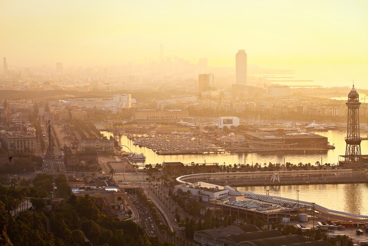 W Barcelonie rozwija się przemysł m.in. samochodowy, komputerowy, chemiczny i przetwórstwo żywności. Swoją siedzibą ma tu również wiele firm technologicznych. Na zdjęciu: wschód słońca w mieście portowym. Historia portu w Barcelonie sięga początków naszej ery.