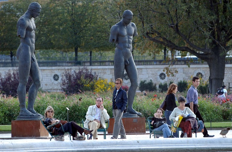 Rzeźby Igora Mitoraja w paryskim parku Tuielries
