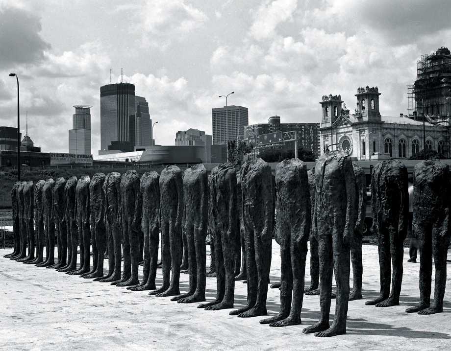 „Brązowy tłum” Wystawa w Ogrodzie Rzeźby w Minneapolis, USA, 1992 r.