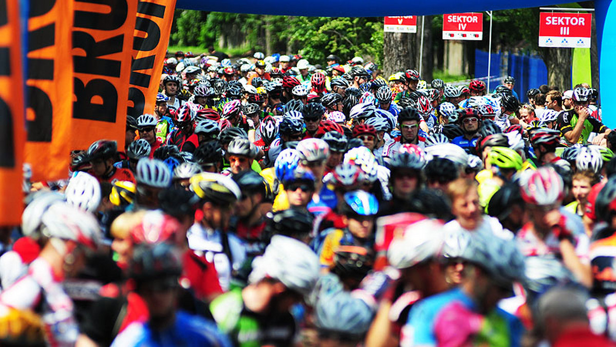 Oddalona od Warszawy o zaledwie 20 km Góra Kalwaria na mapie Poland Bike Marathon gości od początku. W niedzielę 8 lipca Poland Bike zawita do Góry Kalwarii czwarty raz z rzędu. Na miłośników jazdy na rowerach górskich czeka nowa, malownicza trasa, prowadząca przez Lasy Chojnowskie i wały nad Wisłą w pobliżu Zamku Czersk. Miasteczko, Biuro Zawodów, start i meta szóstego etapu Poland Bike Marathon znajdą się, tak jak przed rokiem, przy Placu Piłsudskiego.