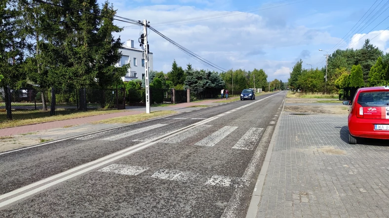 Są pasy, nie nie ma przejścia. Jeśli nie ma zakazu, można parkować na chodniku. W tym miejscu nie do końca zresztą wiadomo, co wolno, a czego nie – nowe znaki poziome nakładają się na stare.