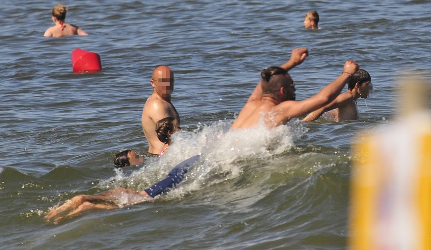 Rafał Maserak pływa w morzu