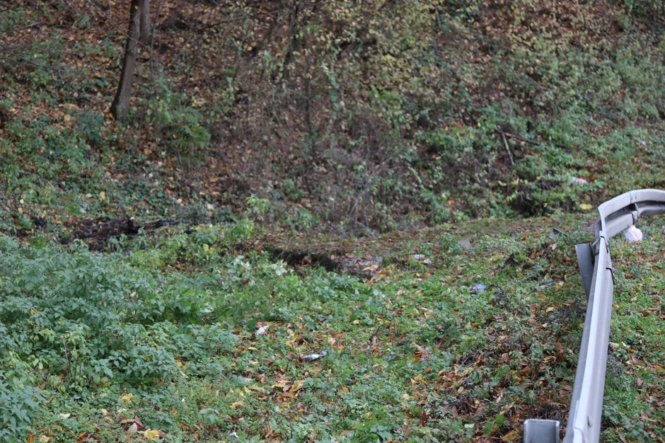 Slika 9: Sa magistralnog puta nije moguće uočiti betonski propust u koji je upao "audi"