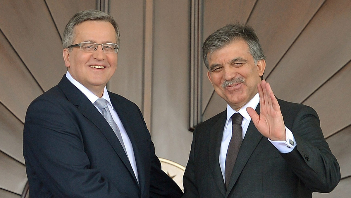 600 lat stosunków dyplomatycznych między Polską a Turcją zobowiązuje do tego, by zapewnić dobre formy współpracy i przyjaźni naszych krajów na następne sześć wieków – oświadczyli w Ankarze prezydenci obu krajów, Bronisław Komorowski i Abdullah Gul.
