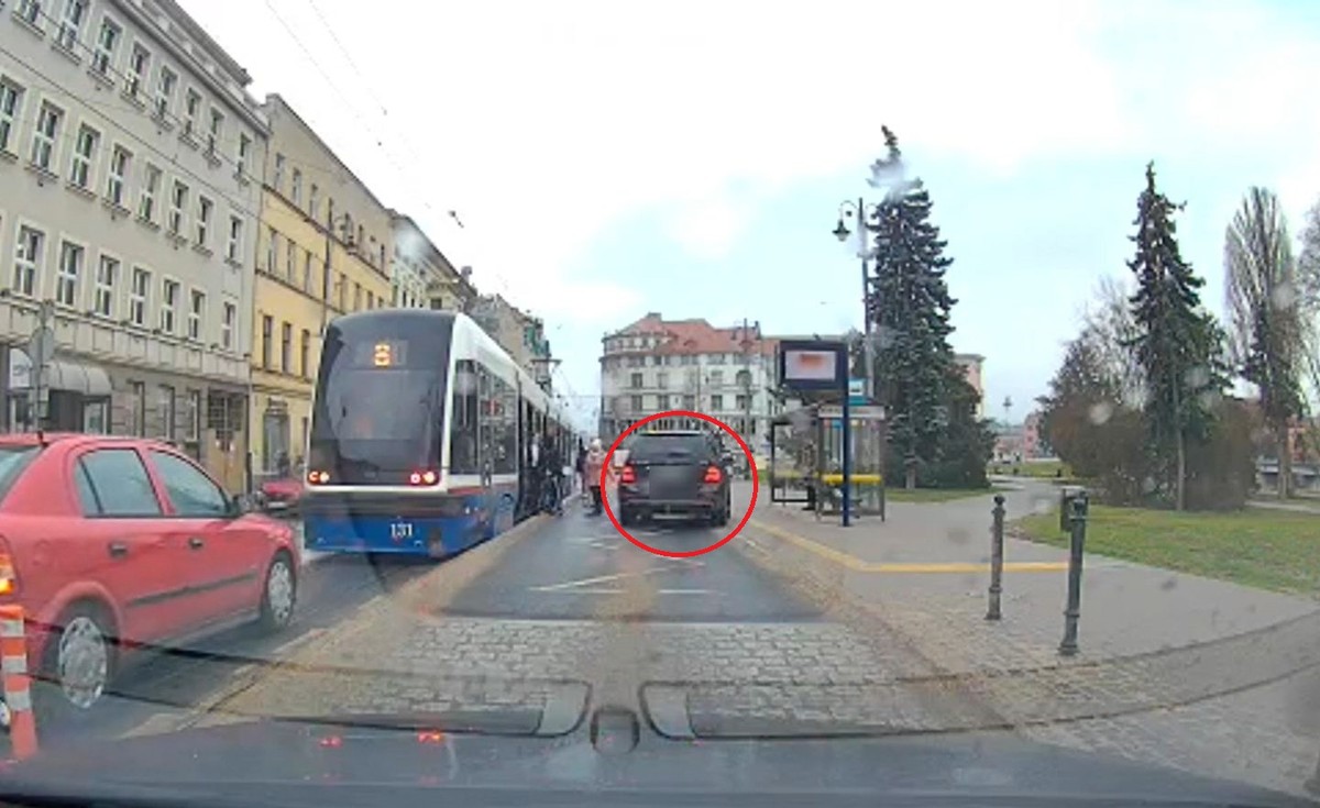 Niemal przejechał ludziom po stopach. Kara będzie surowa.