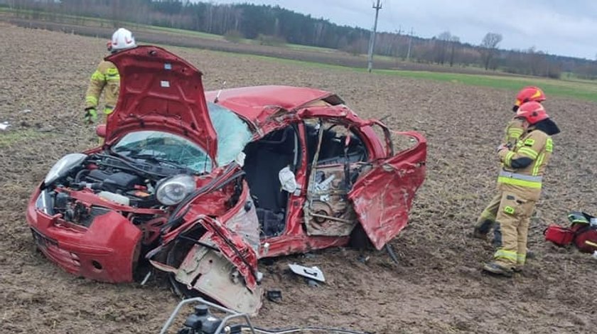 Tragiczny wypadek na Mazowszu. 19-latek roztrzaskał się na drzewie. Nie udało się go uratować