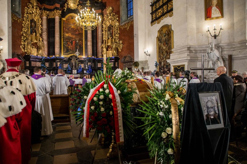 Pogrzeb biskupa Tadeusza Pieronka. Tak pożegnano Ekscelencję