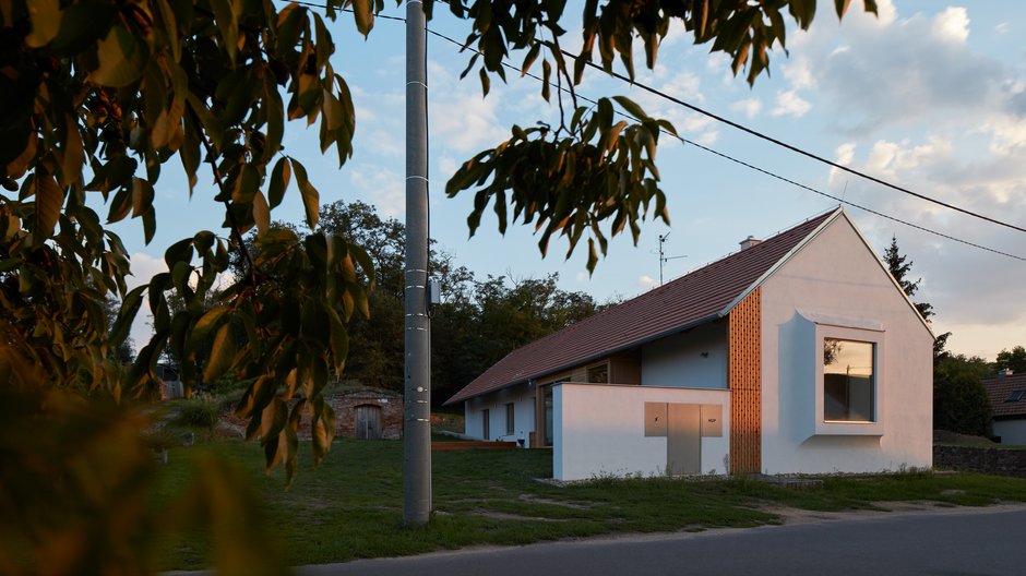 Minimalistyczny dom na Morawach. Jest nowoczesny, jednak idealnie wpisał się w okolicę!