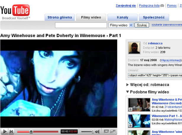 Amy Winehouse bawi się myszką
