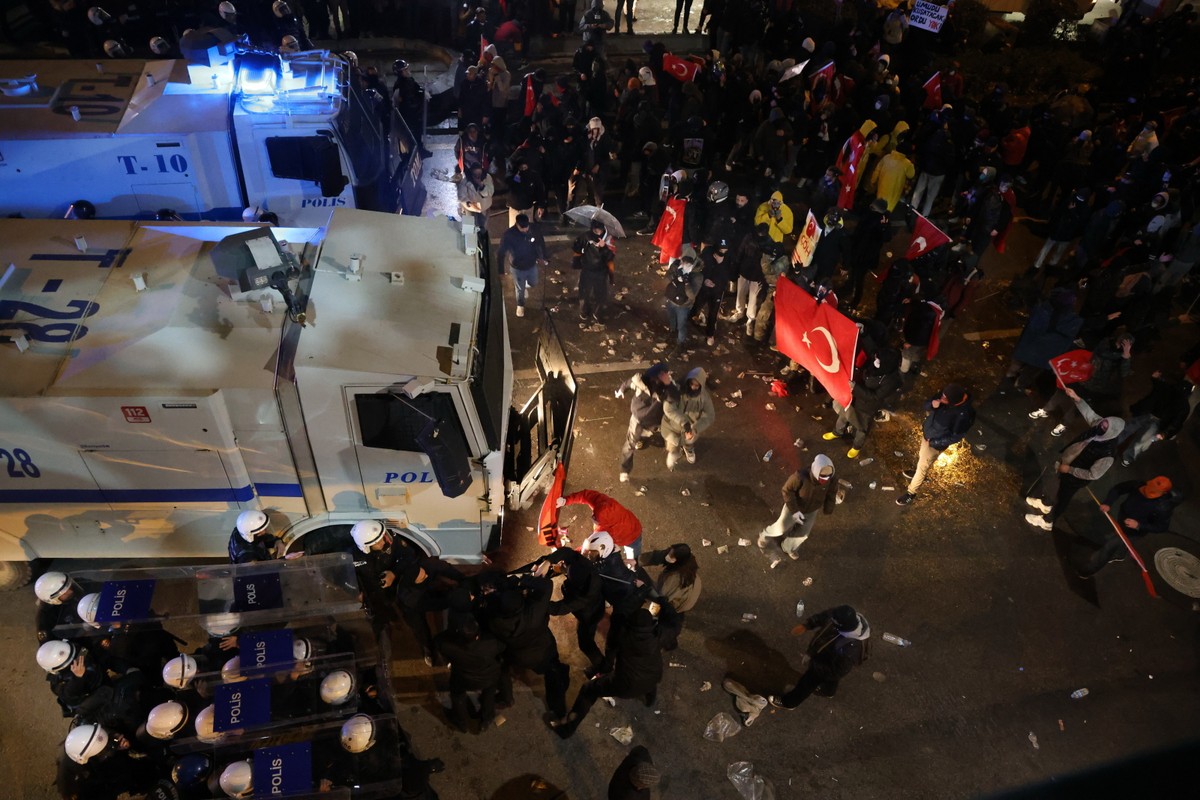 Dziesiątki tysięcy demonstrantów ponownie na ulicach Stambułu. Protesty po aresztowaniu Imamoglu