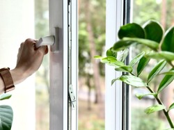 Ten trik na mycie okien działa od razu. Wystarczy dodać to do wody