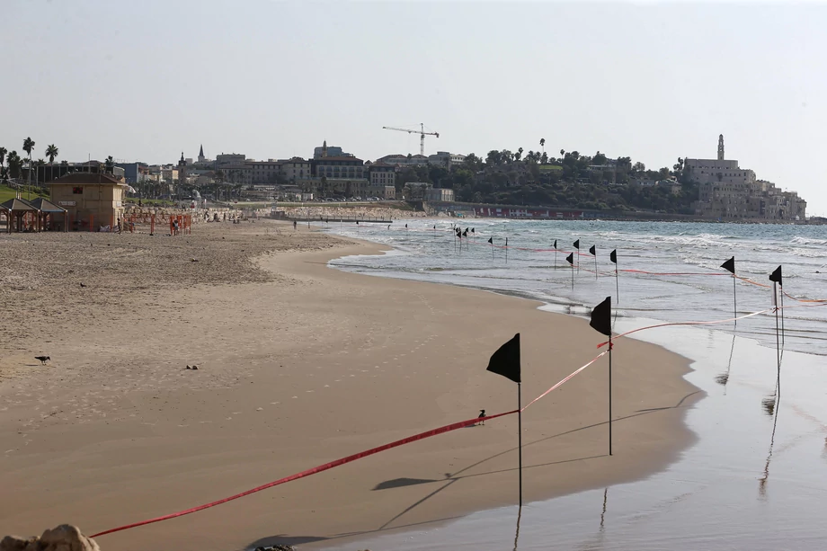 Zamknięta plaża w Tel Awiwie w związku z drugim lockdownem