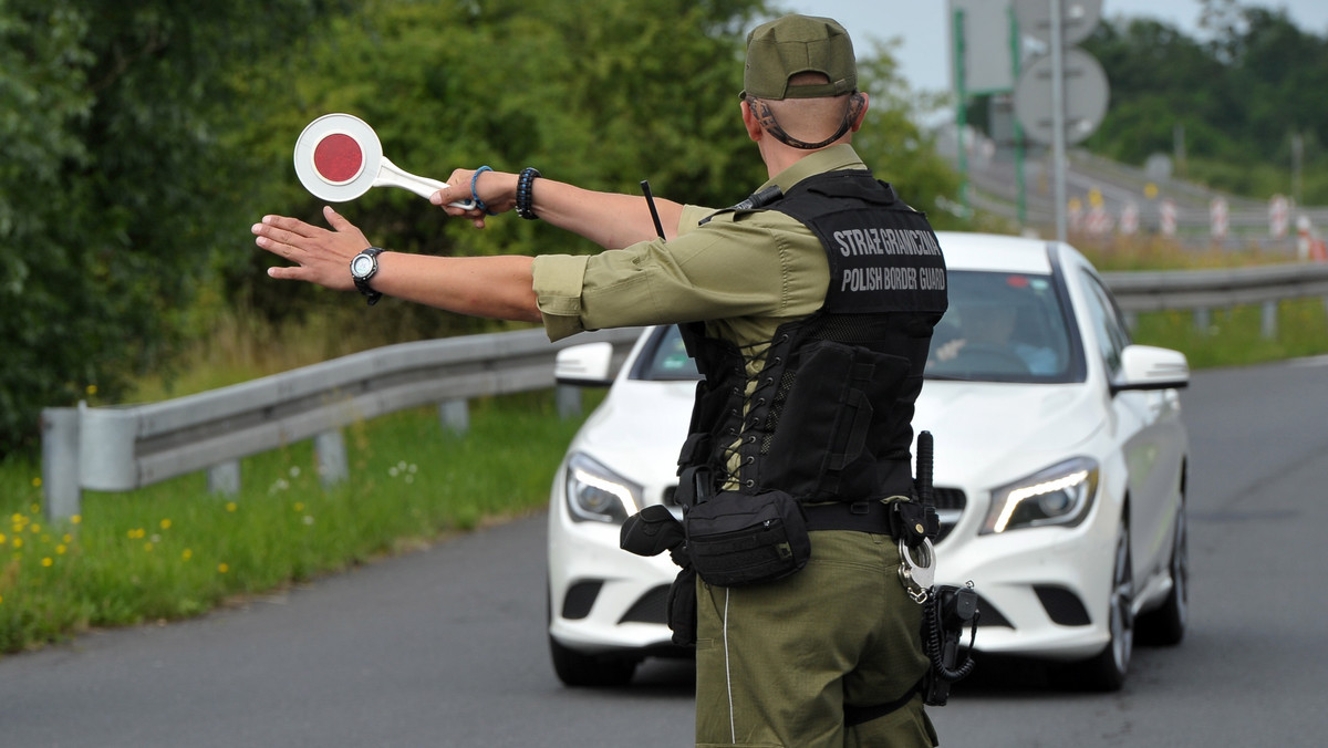 Na przejściach w Korczowej i Medyce (Podkarpackie) są utrudnienia w przekraczaniu granicy polsko-ukraińskiej; blokada drogi po ukraińskiej stronie spowodowała z kolei utrudnienia na przejściu w Hrebennem (Lubelskie), tam niektórzy podróżni musieli zawrócić do Polski – poinformowała Straż Graniczna.