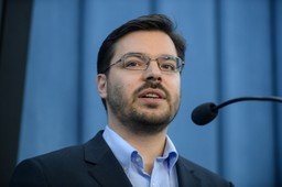 Tyszka o 500 zł na dziecko: To jest program 500 + 7 tysięcy urzędników