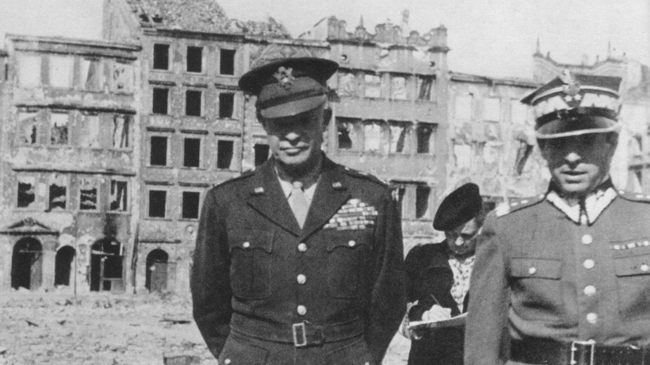 Gen. Dwight Eisenhower i gen. Marian Spychalski na Rynku Starego Miasta w Warszawie, wrzesień 1945 r. 