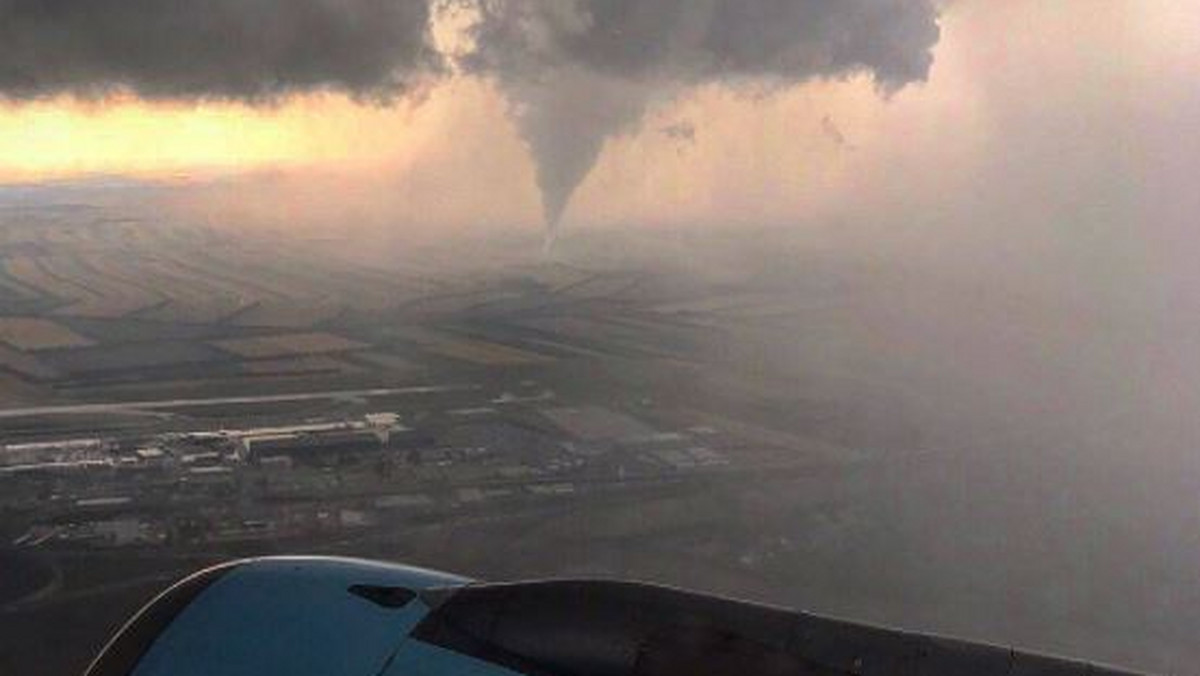 Jak wygląda tornado widziane z okna samolotu? Niezwykłe zdjęcie w ten poniedziałek udało się zrobić Oldze Bystrinie, która akurat przelatywała nieopodal Wiednia. W ostatnim tygodniu przez Europę Środkową przeszedł front, który przyniósł ze sobą silne wiatry, burze oraz właśnie trąby powietrzne.