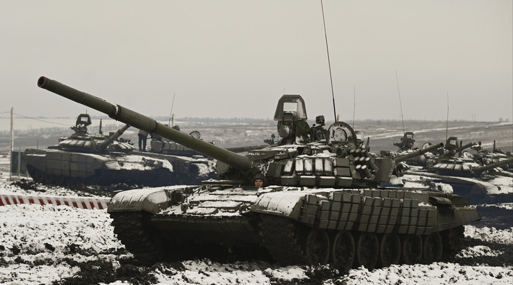 Orosz harckocsik gyakorlaton - a Pentagon szerint borzalmas lenne, ha megindulnának /Fotó: MTI/AP