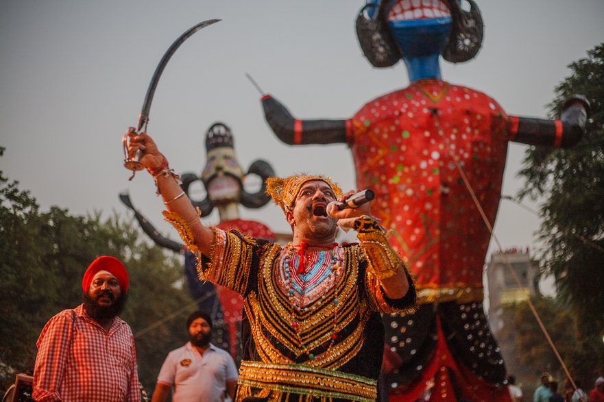 Przedstawienie walki boga Ramy z demonem Rawaną odgrywane na podwórkach Nowego Delhi. W tle wielkie kukły wypełnione fajerwerkami, które lada moment zostaną podpalone i z wielkim hukiem wybuchną