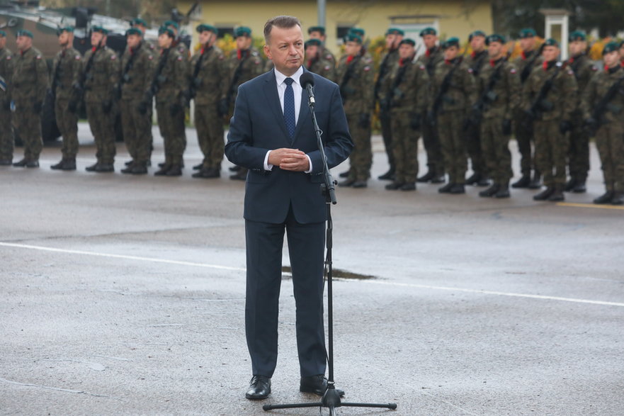 Minister obrony narodowej Mariusz Błaszczak przemawia na uroczystej przysiędze żołnierzy dobrowolnej zasadniczej służby wojskowej.