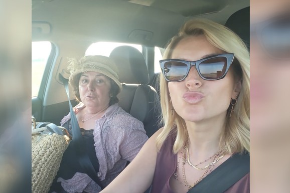 (FOTO) SLAVLJE U DOMU ANĐELKE PRPIĆ Evo kako izgleda njena majka koju nikad ne viđate u javnosti: "Širi ruke, ljubav vrca, iskrenog i čistog srca"