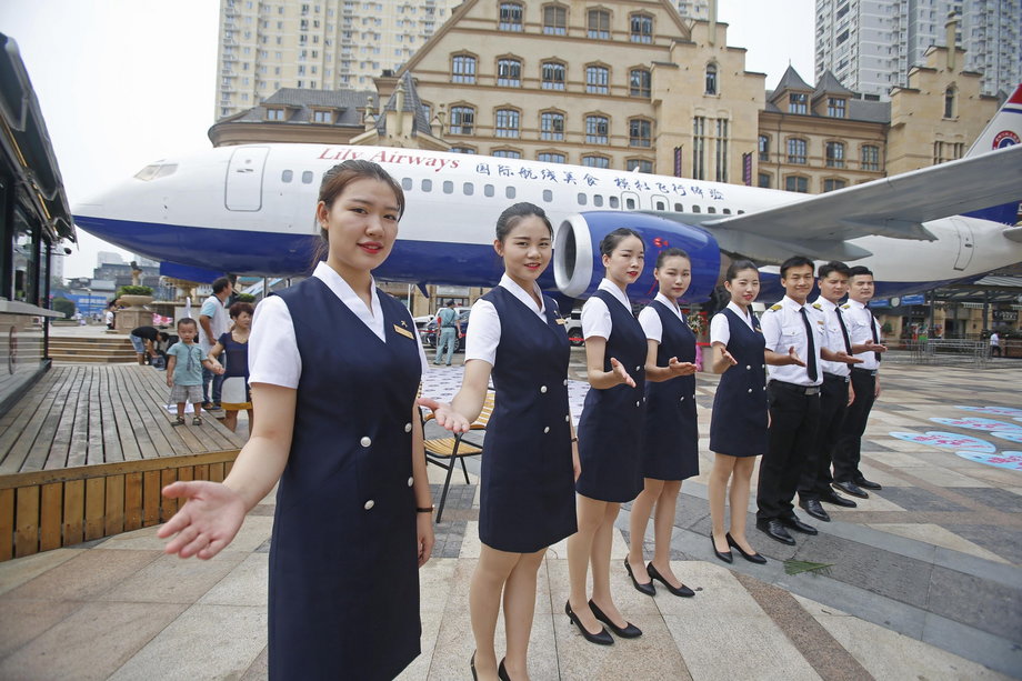 W "Lily Airways" atmosfera rodem z pokładu utrzymywana jest już od wejścia. Obsługa kelnerska ubrana jest w mundury stewardess i stewardów. 