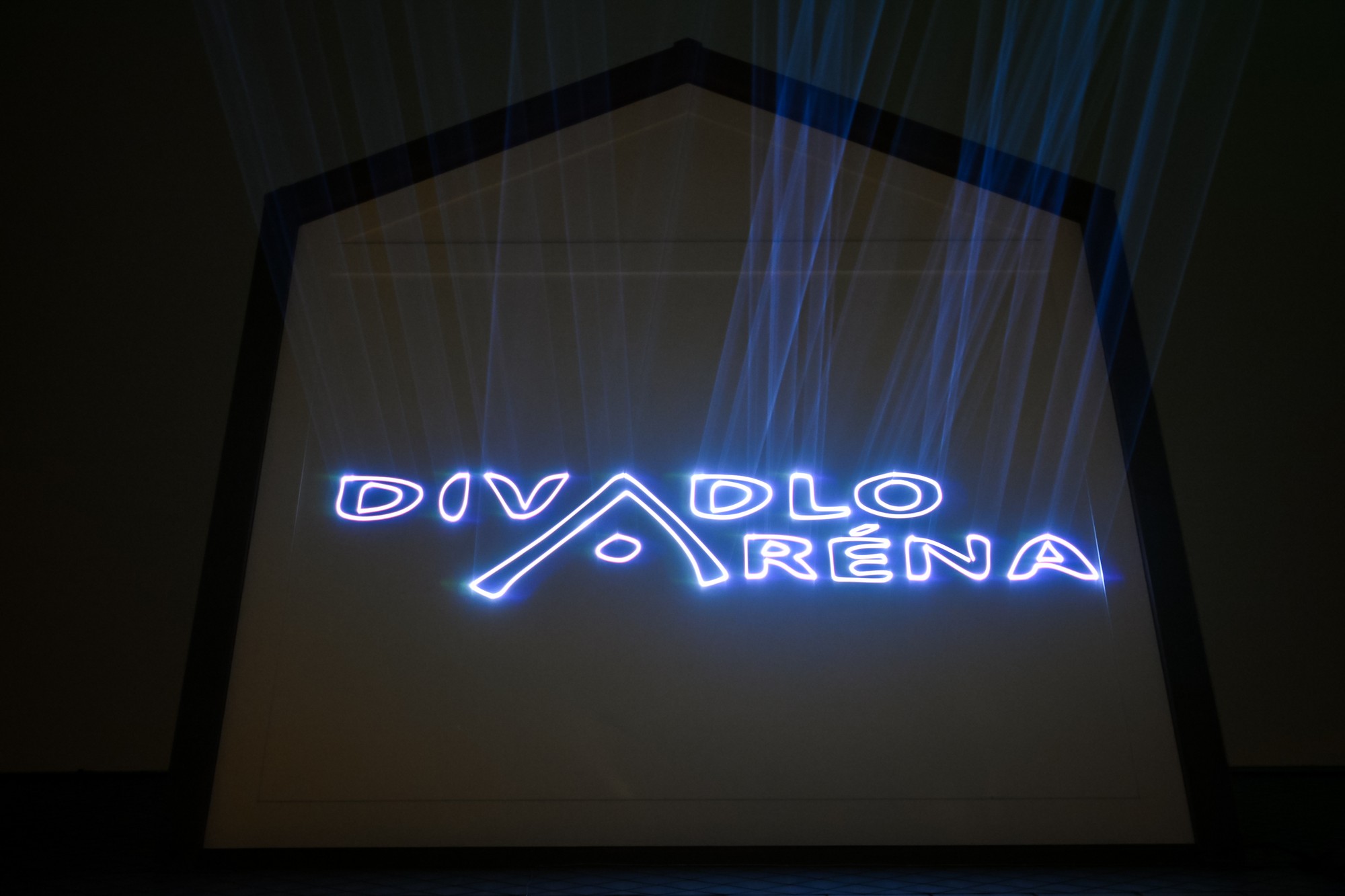 Nápis Divadlo Aréna.