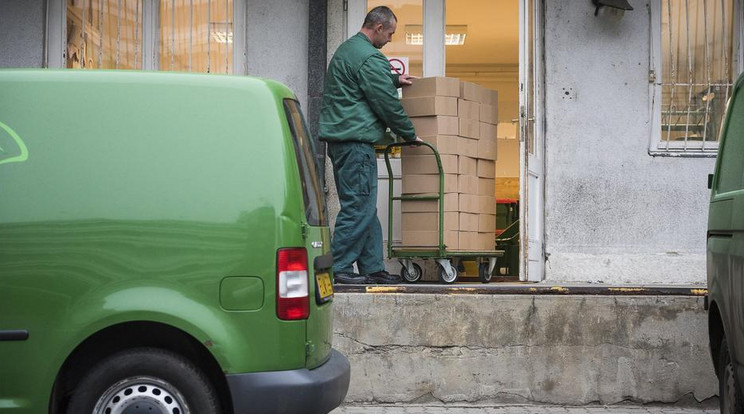 A posták maradnak, a csomagszállításra fognak koncentrálni / Fotó: MTI