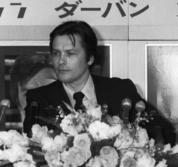 Dzieci Alaina Delona dziedziczą wielki majątek. Nie wiadomo jednak, ile dokładnie po sobie zostawił