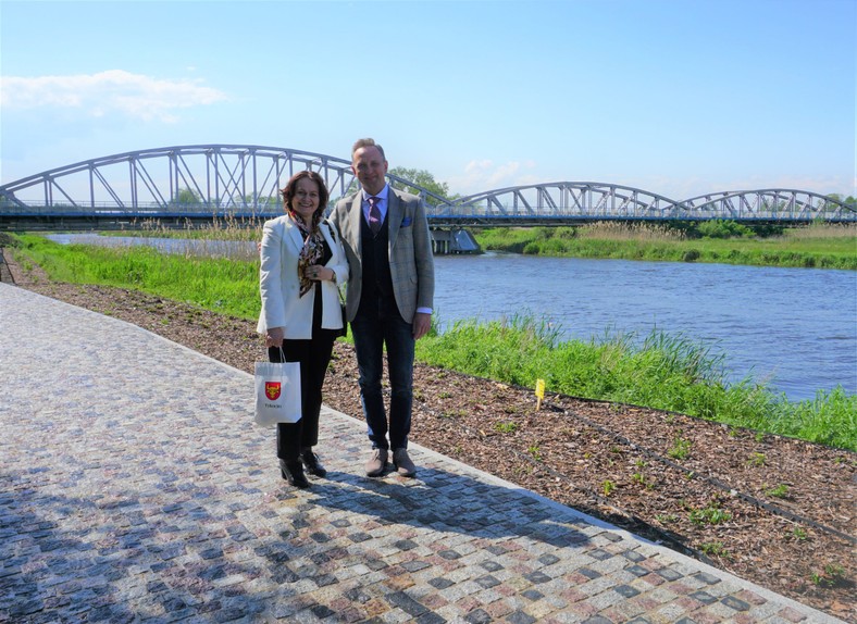 Prof. dr hab. Małgorzata Dajnowicz, podlaska konserwator zabytków oraz Mariusz Dudziński, burmistrz Tykocina na promenadzie nad Narwią, 26.05.2022