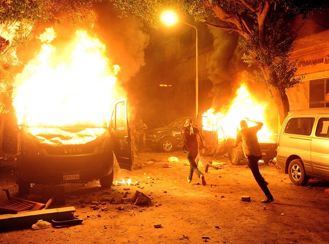 Policyjne radiowozy podpalone przez demonstrantów przed ambasadą Izraela w Kairze