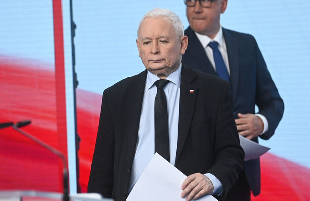 Prezes PiS Jarosław Kaczyński (P) i europoseł Joachim Brudziński