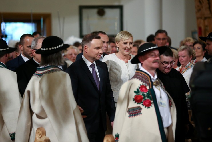 Prezydent Andrzej Duda (centrum-L) z małżonką Agatą Kornhauser-Dudą (centrum-P) podczas uroczystej mszy św.