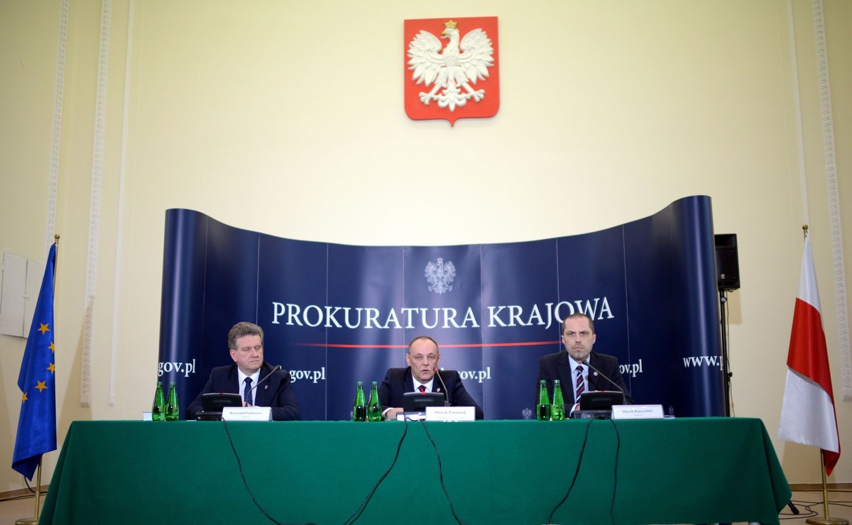 Zastępca prokuratora generalnego Marek Pasionek oraz prokuratorzy z Zespołu Śledczego nr 1 Marek Kuczyński i Krzysztof Schwartz podczas konferencji na temat katastrofy smoleńskiej