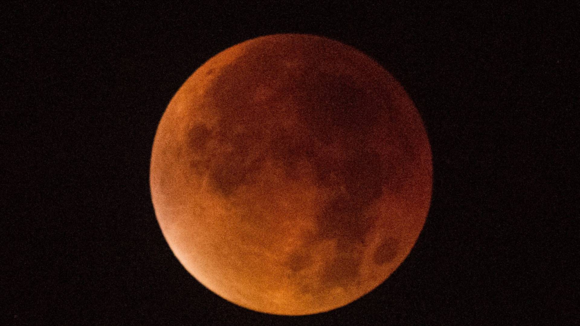Dlaczego Księżyc podczas zaćmienia będzie krwistoczerwony? Proste wytłumaczenie