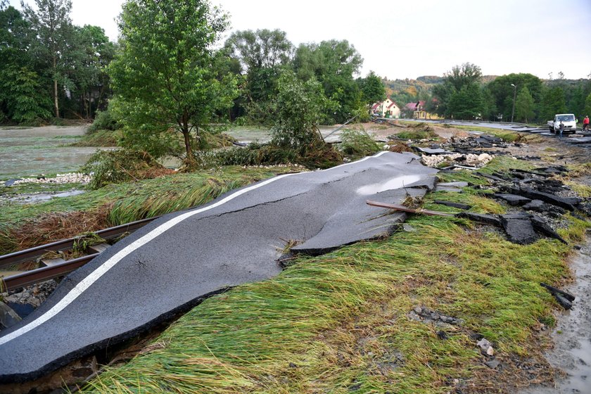 Powódź na Podkarpaciu. Podtopienia domów, zerwany most i zalane drogi