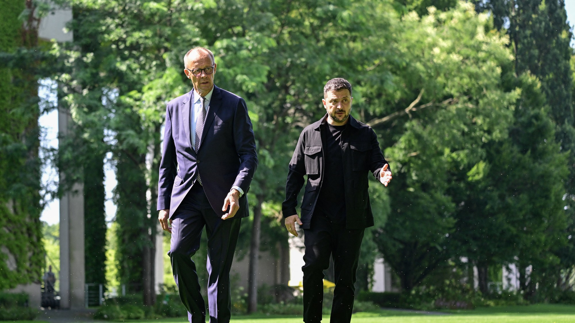 Ukrajinského prezidenta Volodymyra Zelenského víta nemecký kancelár Friedrich Merz po príchode do záhrady kancelárstva v Berlíne, kde sa pripojil k videokonferencii európskych lídrov s americkým prezidentom o vojne na Ukrajine pred samitom medzi lídrami USA a Ruska.