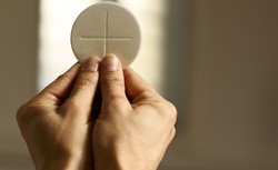 Gimnazjaliści przyznali się, że wypluli i podeptali hostię. Zajmie się nimi sąd