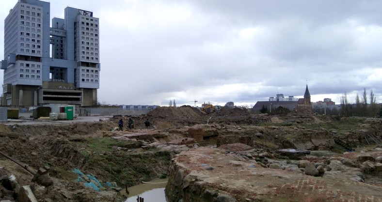 Prace archeologiczne na miejscu po zamku królewieckim w Kaliningradzie, 2018 r. W tle Dom Sowietów, w czasach ZSRR uważany za symbol Kaliningradu, specjalnie postawiony na miejscu wyburzonego zamku