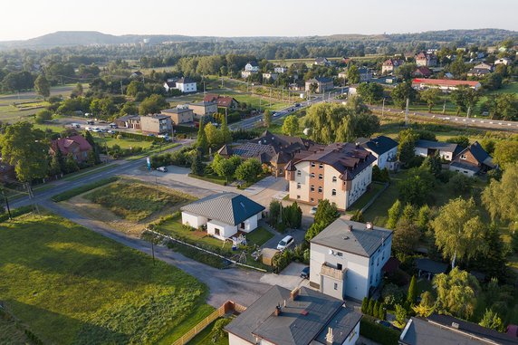 Prosty dom na Śląsku. Zaprojektowali go tak, by ograniczyć hałas