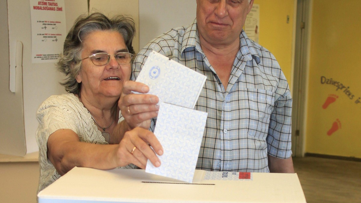 Ponad 94 proc. głosujących Łotyszy opowiedziało się w sobotnim referendum za rozwiązaniem jednoizbowego parlamentu - poinformowała łotewska Centralna Komisja Wyborcza, podając wstępne wyniki głosowania. Po przeliczeniu głosów ze wszystkich 1028 lokali wyborczych Komisja podała, że za rozwiązaniem 100-osobowego sejmu opowiedziało się 94,3 proc. głosujących, a przeciw głosowało 5,48 proc.