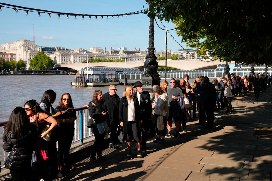 Kilometarski redovi u Londonu za odavanje pošte kraljici Elizabeti