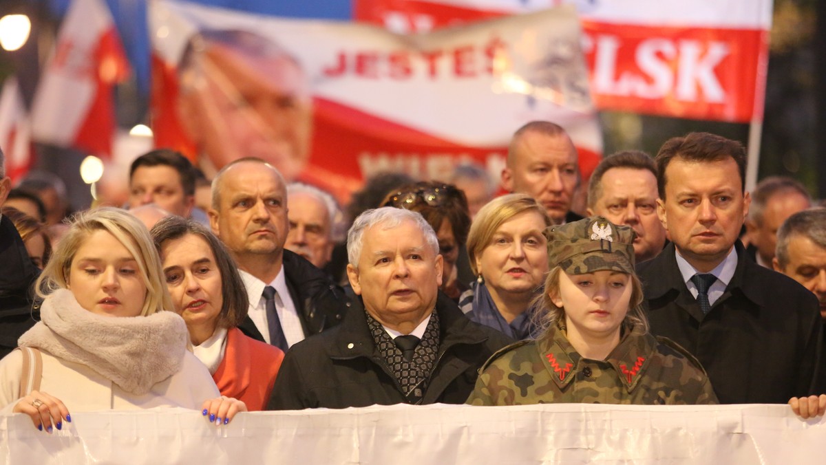 - Grupa ludzi chorych z nienawiści próbowała zablokować uroczystości, związane z upamiętnieniem ofiar katastrofy smoleńskiej na Krakowskim Przedmieściu; cztery osoby zostały zatrzymane - powiedział w Sejmie szef MSWiA Mariusz Błaszczak. - Hańbą jest to, że na tej sali państwo popieracie przemoc, to jest rzeczywiście hańba - dodał, mówiąc do polityków opozycji.