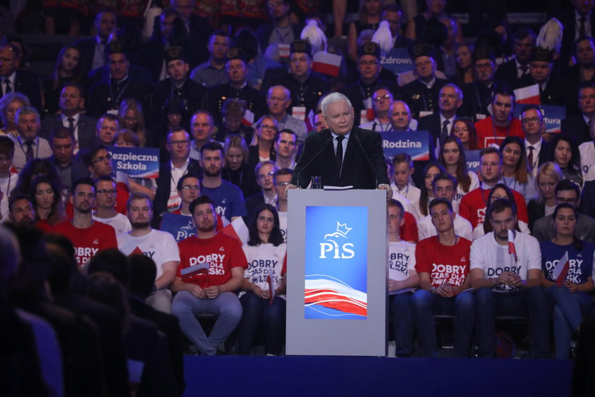 Kaczyński zaskakuje! Do 2023 r. pensja minimalna wyniesie 4 tys. zł!