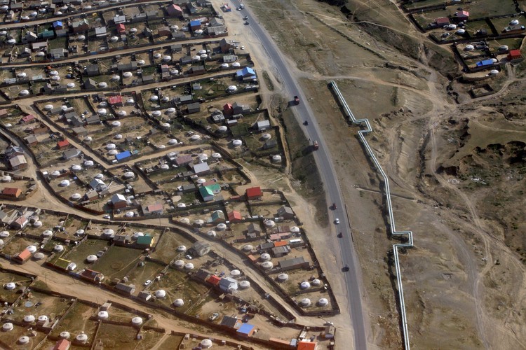 Kraj wielkości całej Europy Zachodniej (1,5 mln km kw.) zamieszkuje jedynie 3 miliony ludzi. Za względów administracyjnych państwo zostało podzielone na 3 miasta i 21 prowincji. Najgęściej zaludnionym obszarem jest stolica Mongolii – Ułan Bator. Mieszka tu jedna trzecia obywateli. Jest to również najzimniejsza stolica świata - w zimie temperatura spada tu poniżej 30 stopni C, ale w lecie - potrafi wzrosnąć nawet do ponad 40 stopni C. Na zdjęciu Ułan Bator z lotu ptaka.